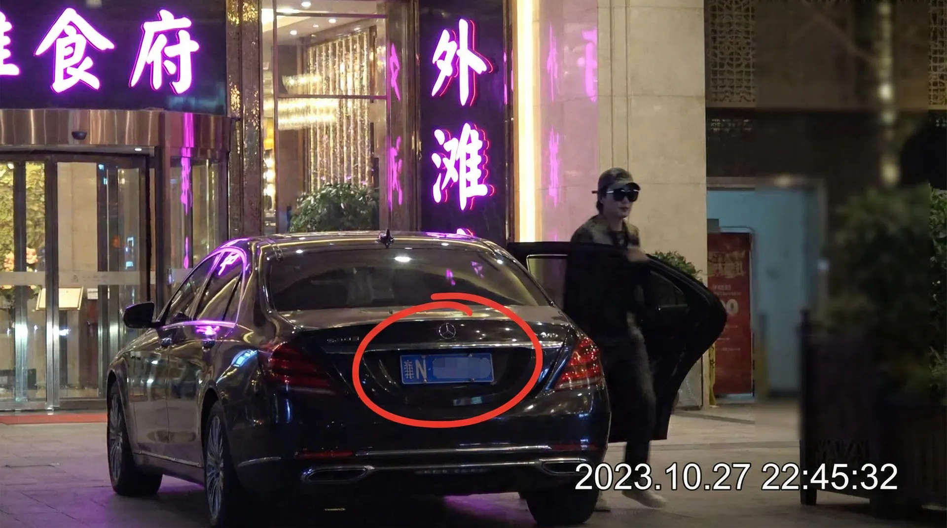 皇冠娱乐网址 - 某明星深夜现身高档餐厅被拍